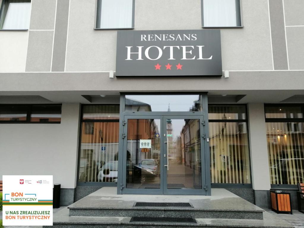 un hôtel avec un panneau à l'avant d'un bâtiment dans l'établissement Hotel Renesans, à Zamość