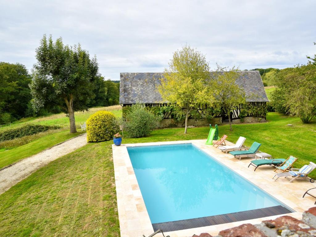 Swimmingpoolen hos eller tæt på Villa de 6 chambres avec piscine privee jardin amenage et wifi a Gonneville sur Mer a 4 km de la plage