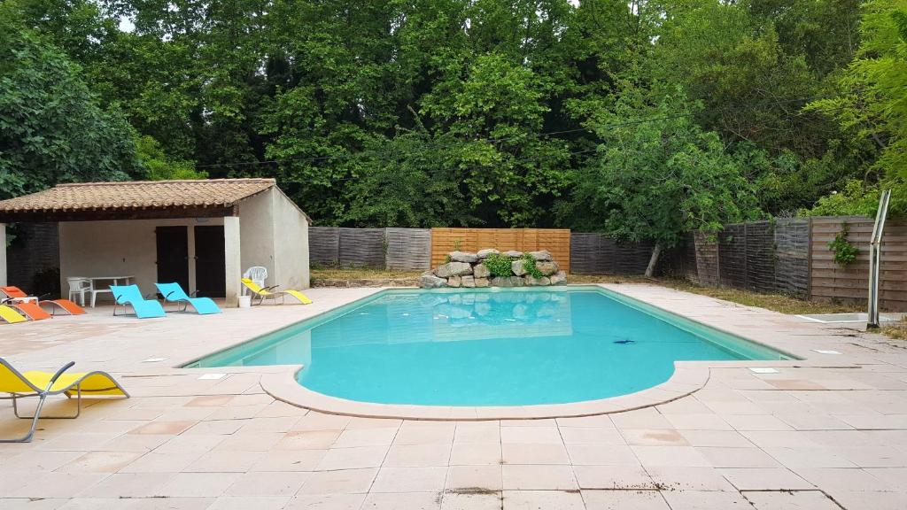 Piscine de l'établissement Maison de 4 chambres avec piscine partagee et wifi a Lagrasse ou située à proximité