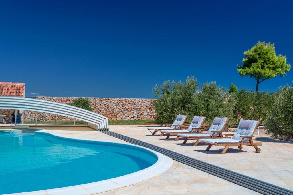 Bazén v ubytovaní Luxury villa Fura on Hvar, heated pool alebo v jeho blízkosti