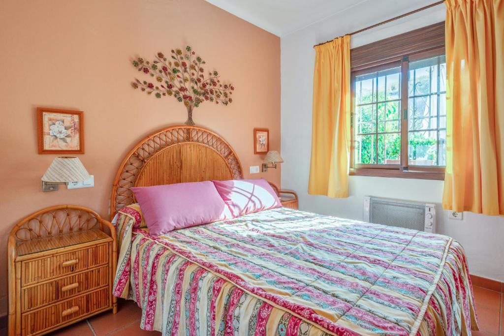 A bed or beds in a room at Charming house with sea view, Nerja and private pool