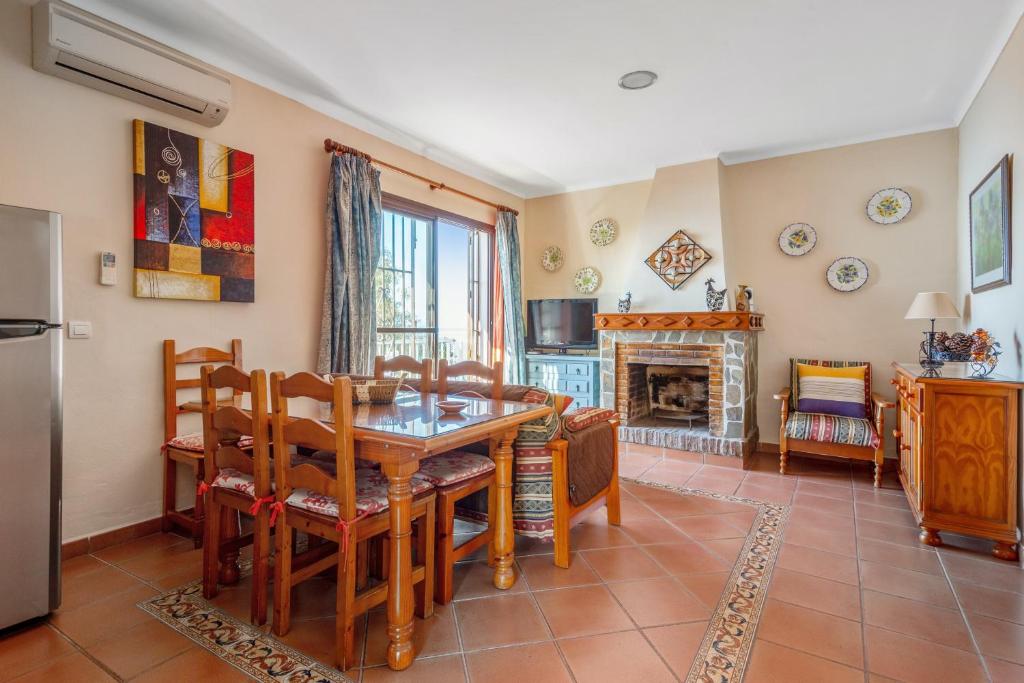 A kitchen or kitchenette at Charming house with sea view, Nerja and private pool