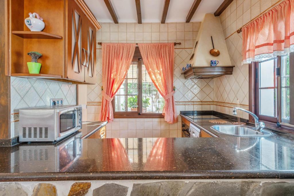 A kitchen or kitchenette at Charming house with sea view, Nerja and private pool