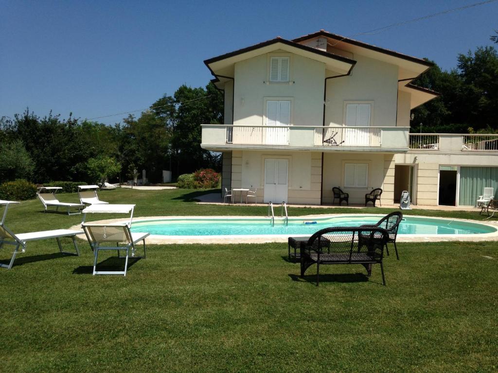 Imagen de la galería de 5 bedrooms villa with sea view private pool and enclosed garden at Montelabbate, en Montelabbate