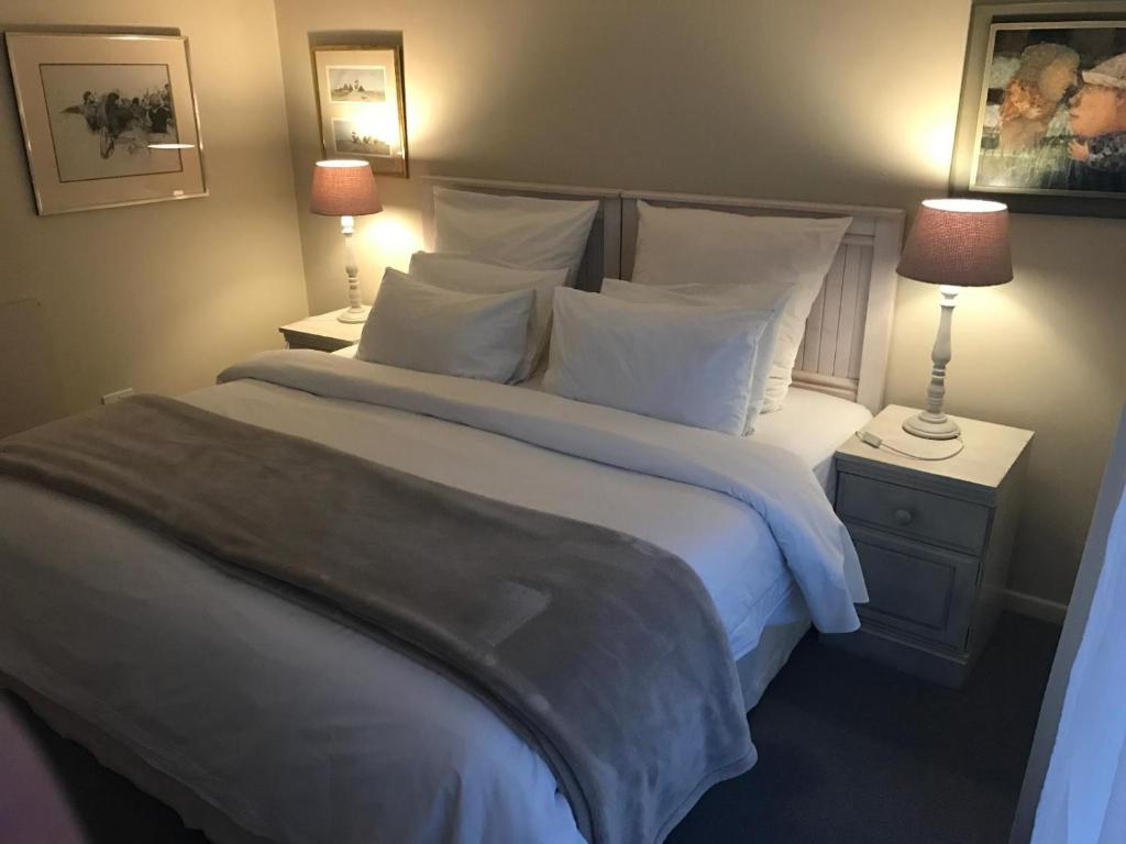 A bed or beds in a room at 78on5th in Hermanus
