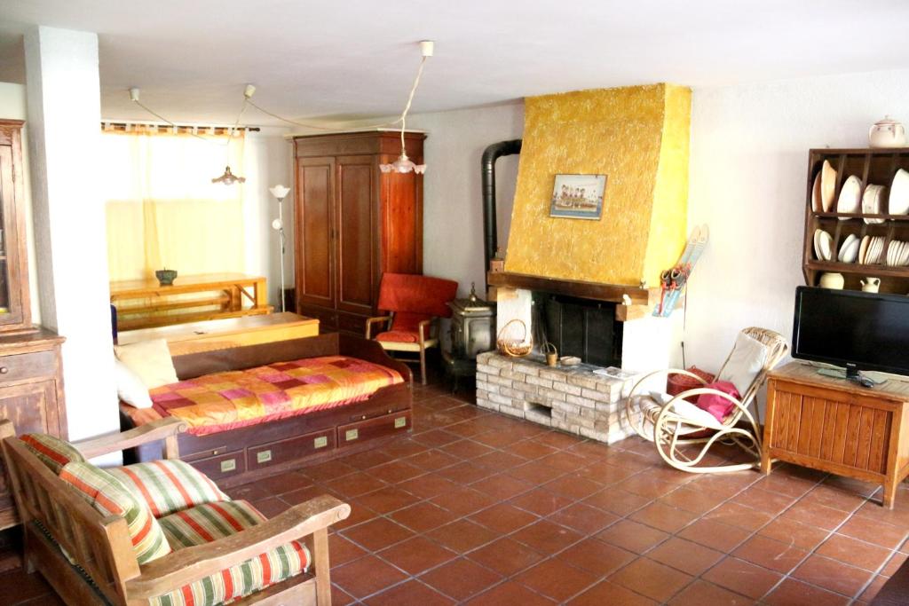 salon z kominkiem i kanapą w obiekcie Charming House near Monteciccardo with Private Pool w mieście Monteciccardo