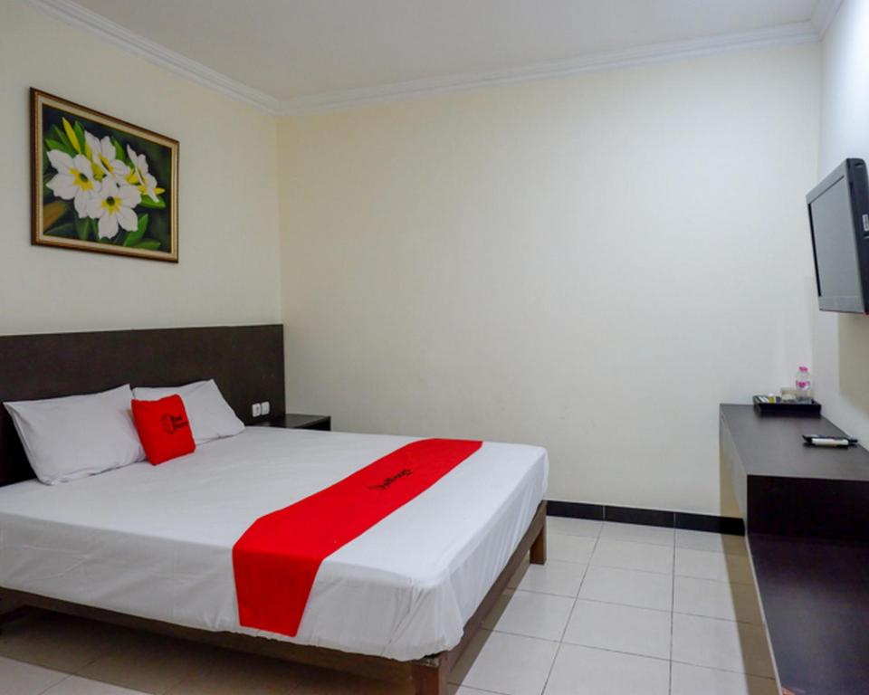 Säng eller sängar i ett rum på RedDoorz Plus @ Hotel Asih UNY
