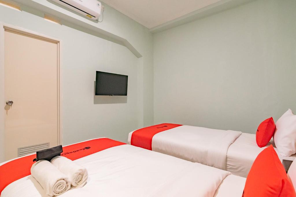 Postel nebo postele na pokoji v ubytování RedDoorz Plus @ Bagusrangin Street