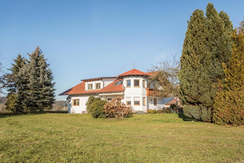 a large white house with a red roof at Ferienwohnung Marschall in Achberg