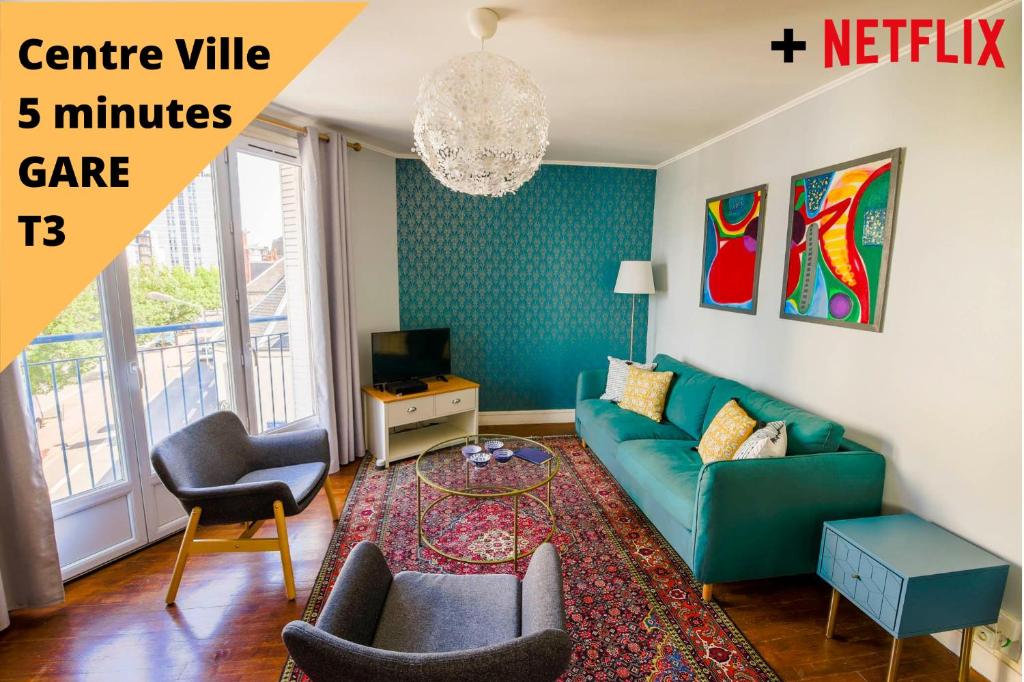 un salon avec un canapé bleu et des chaises dans l'établissement Appartement Rousseau - Centre Ville 5 minutes GARE, à Tours