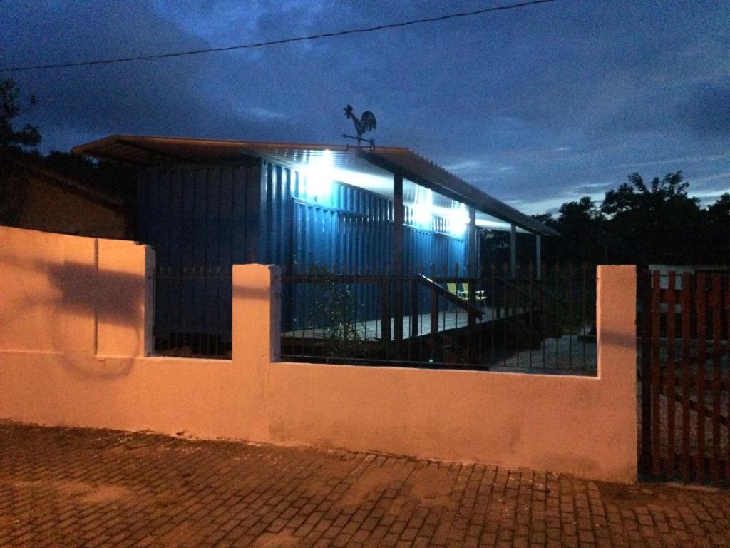 Una casa con luces en el costado. en Farol da Barra Seca Ubatuba, en Ubatuba