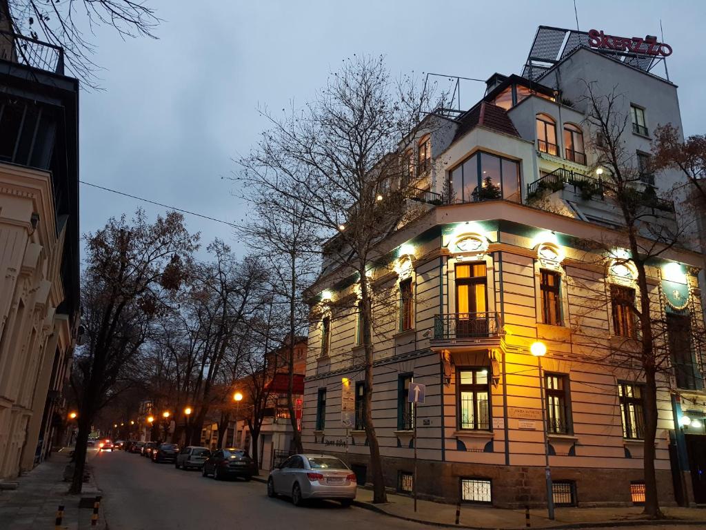 un gran edificio de madera al lado de una calle en Skerzzo Guesthouse, en Plovdiv