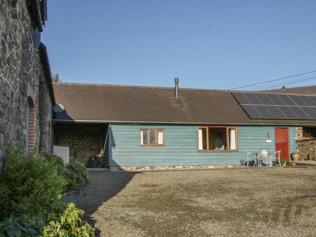 una casa blu con una porta rossa e un cortile di Cranberry Cottage a Shrewsbury