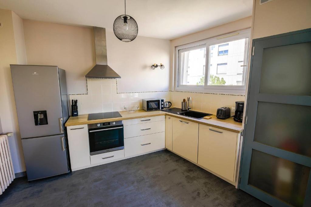 Appartement Rousseau - Centre Ville 5 minutes GARE - Two-Bedroom Apartment