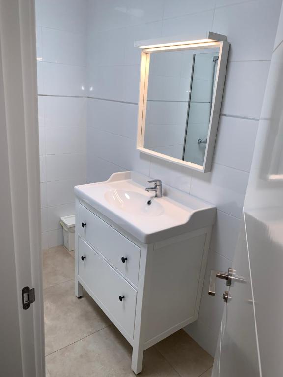 Koupelna v ubytování Bandama 14! 2 Bedroom Newly Renovated Bungalow, Los Pocillos, Puerto Del Carmen.
