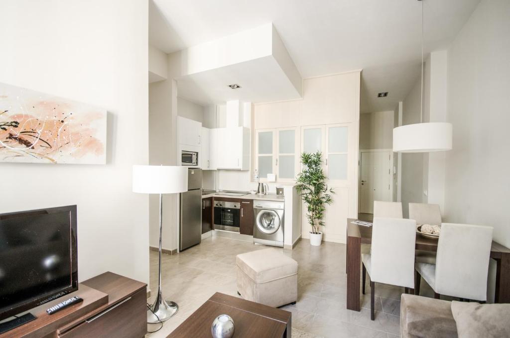 A kitchen or kitchenette at Apartamentos Pinar Malaga Centro