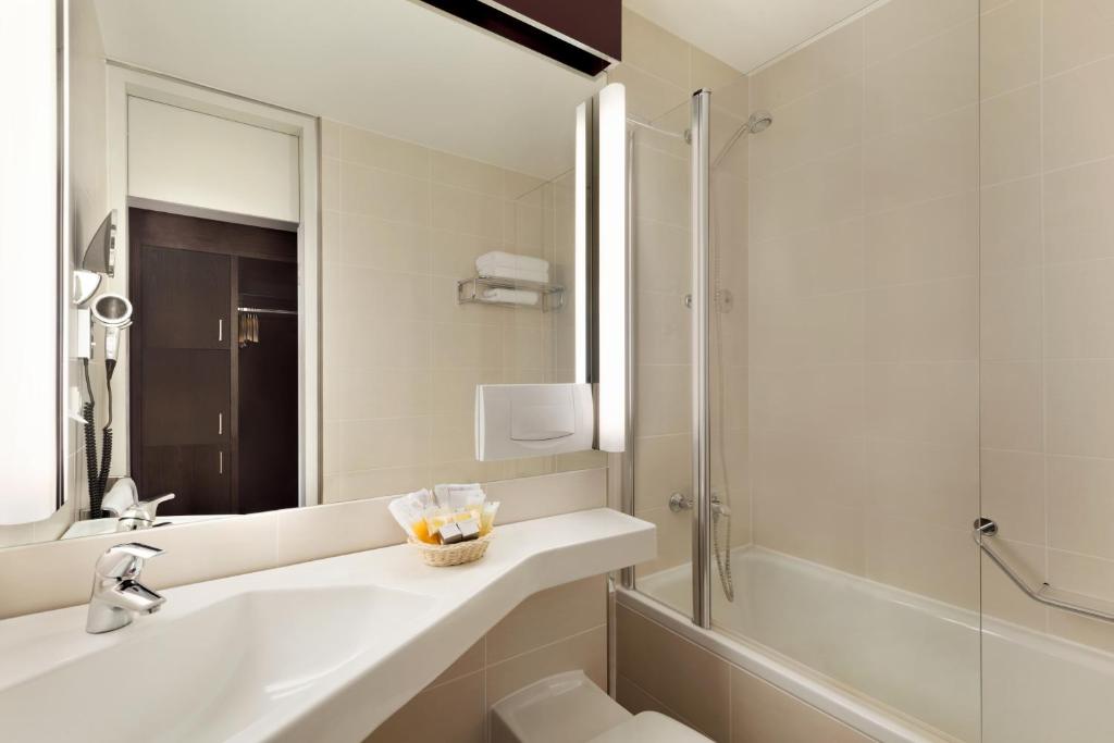 Koupelna v ubytování Ramada Nürnberg Parkhotel
