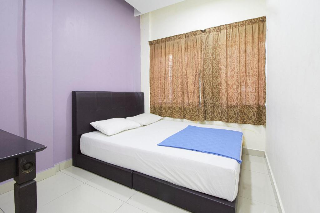 1 dormitorio con 1 cama grande y ventana en Hotel 3WINZ, en Kuala Lumpur