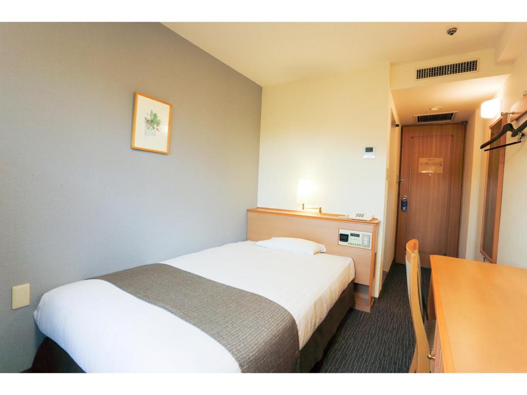 Postel nebo postele na pokoji v ubytování Smile Hotel Wakayama