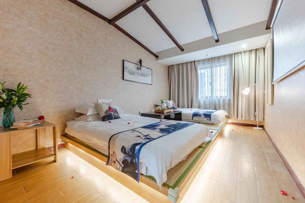 Postel nebo postele na pokoji v ubytování Suzhou Jade Snow Lodge