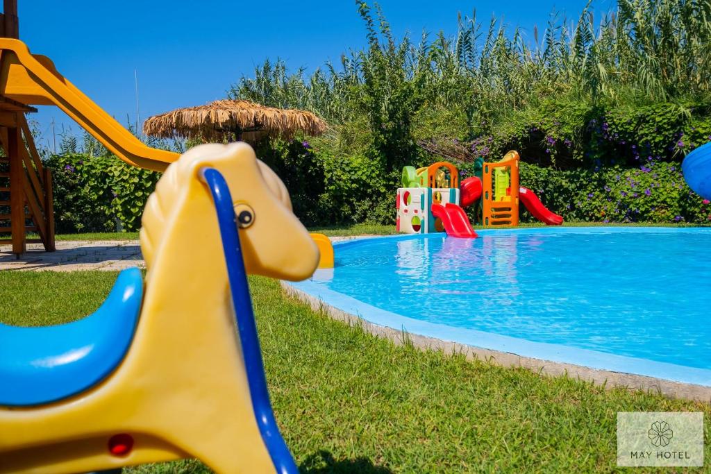 Bazén v ubytování May Beach Hotel nebo v jeho okolí