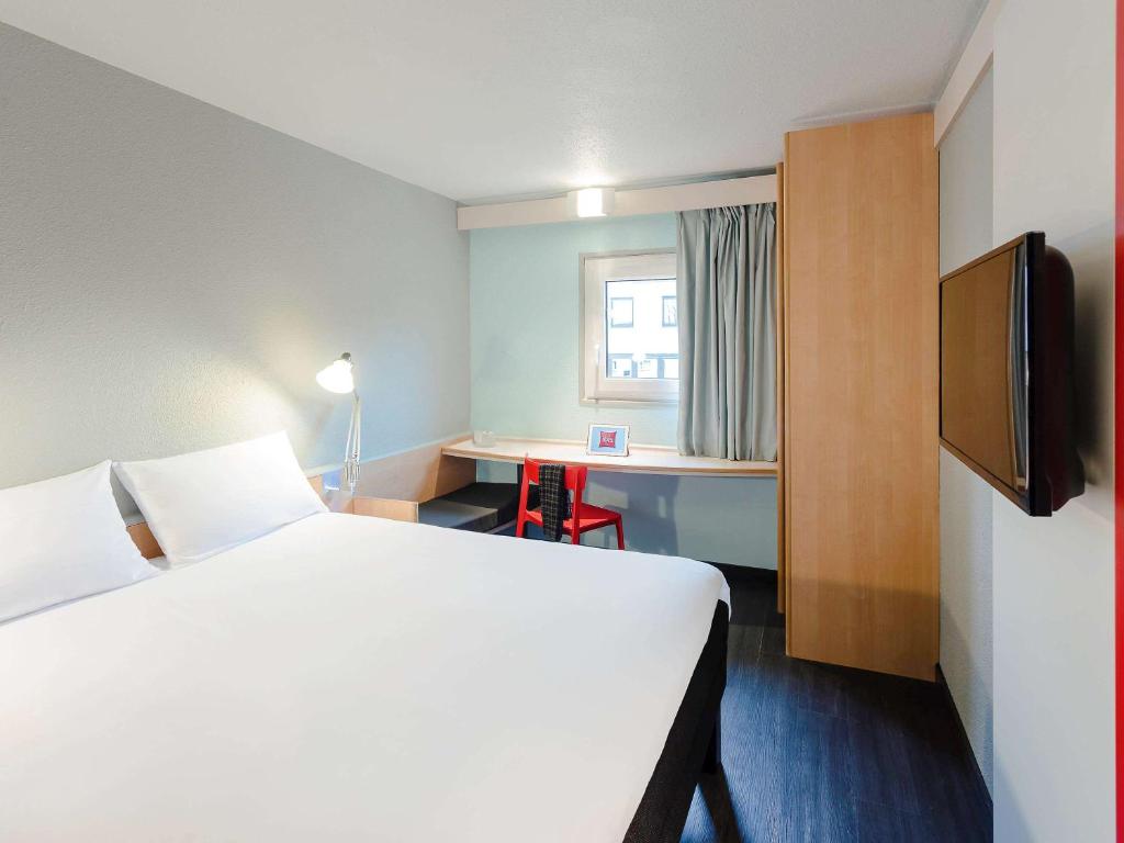 Postel nebo postele na pokoji v ubytování ibis Bourges Centre