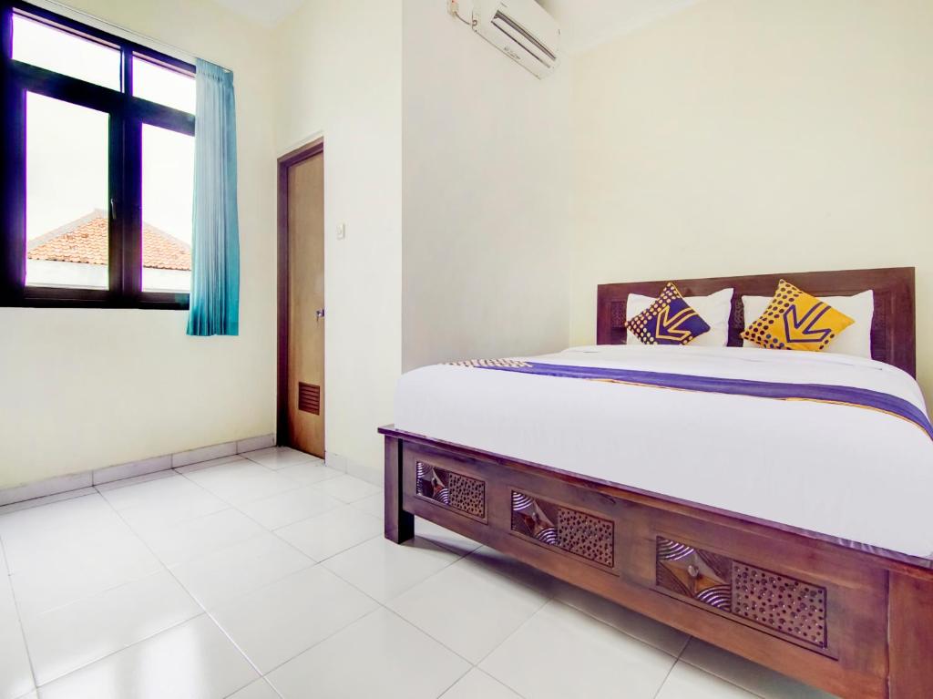 a bedroom with a bed and a window at OYO Life 90152 Garuda Bima Residence Syariah in Tangerang