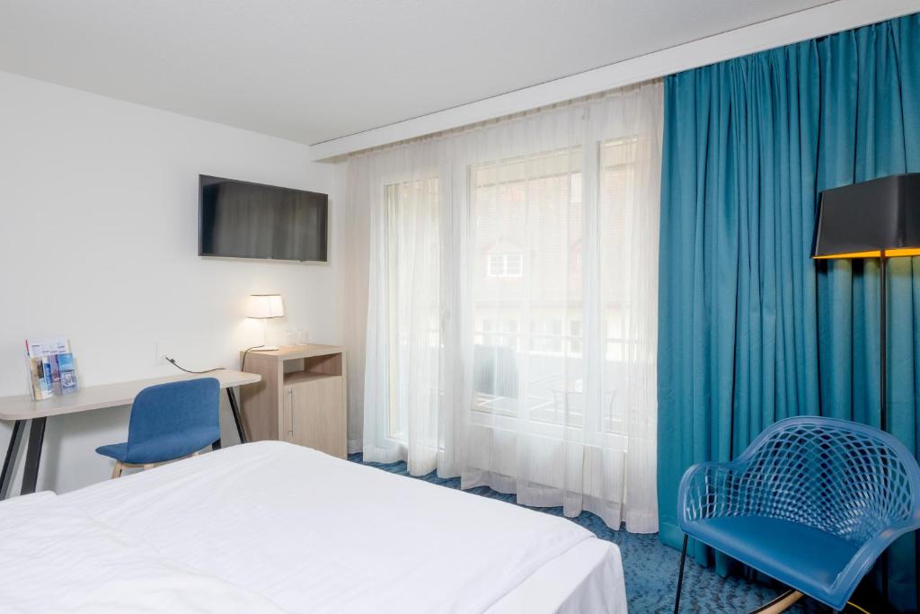 Postel nebo postele na pokoji v ubytování Mercure Lenzburg Krone