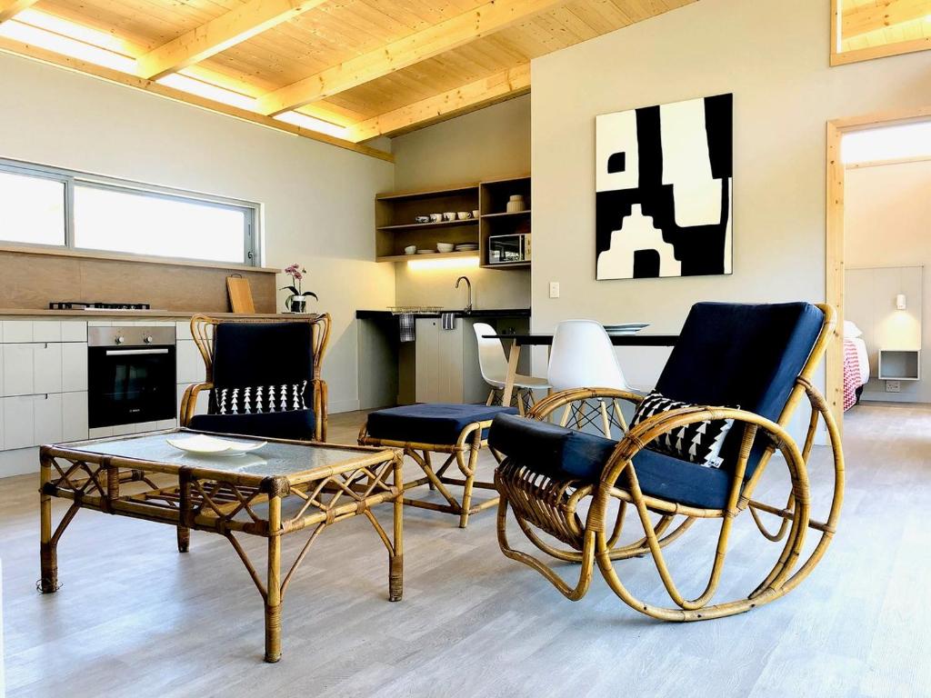 Palm and Pine Cottage - Two-Bedroom Apartment