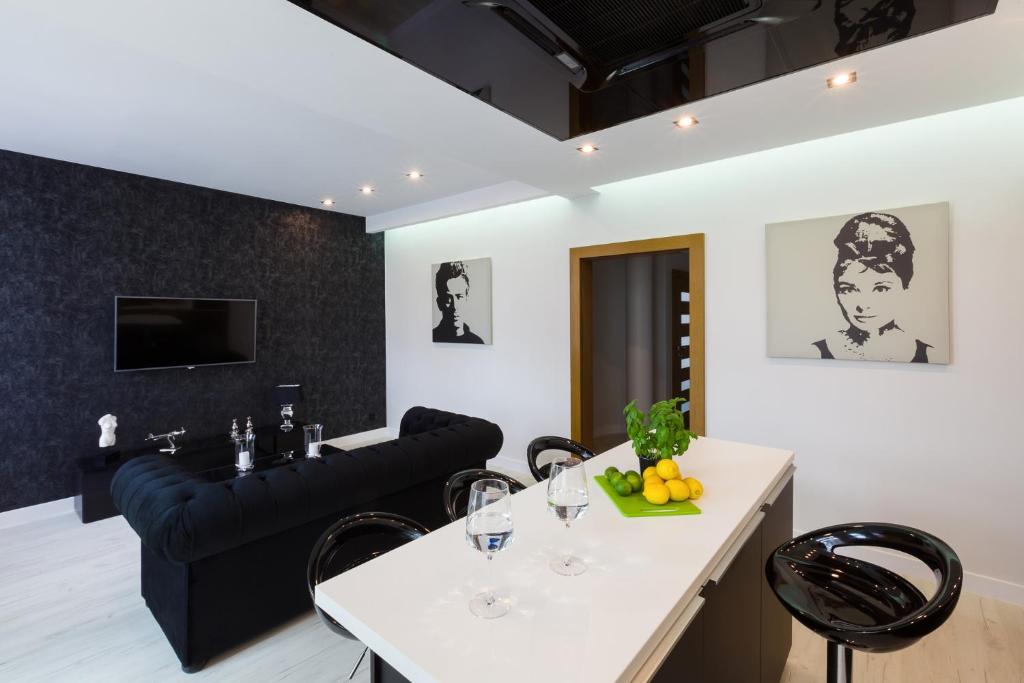 TV a/nebo společenská místnost v ubytování Prestige Apartamenty VINCI Centrum