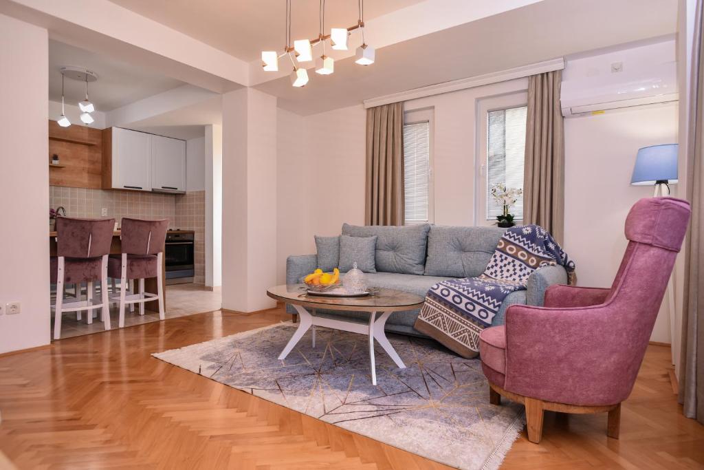 ein Wohnzimmer mit einem Sofa und einem Tisch in der Unterkunft RUPE Apartments - FREE PARKING in city center! in Ohrid