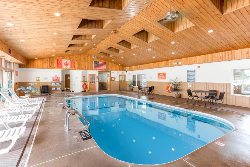 Bazén v ubytování Quality Inn & Suites Plattsburgh nebo v jeho okolí
