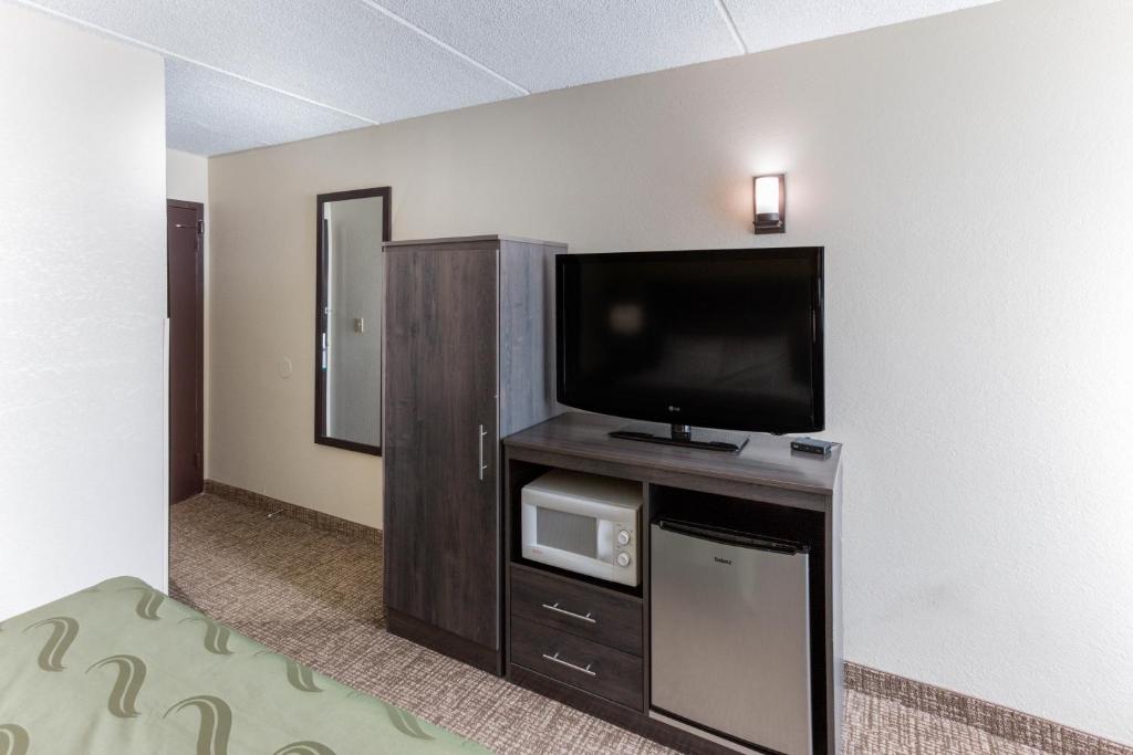 TV a/nebo společenská místnost v ubytování Quality Inn & Suites Plattsburgh