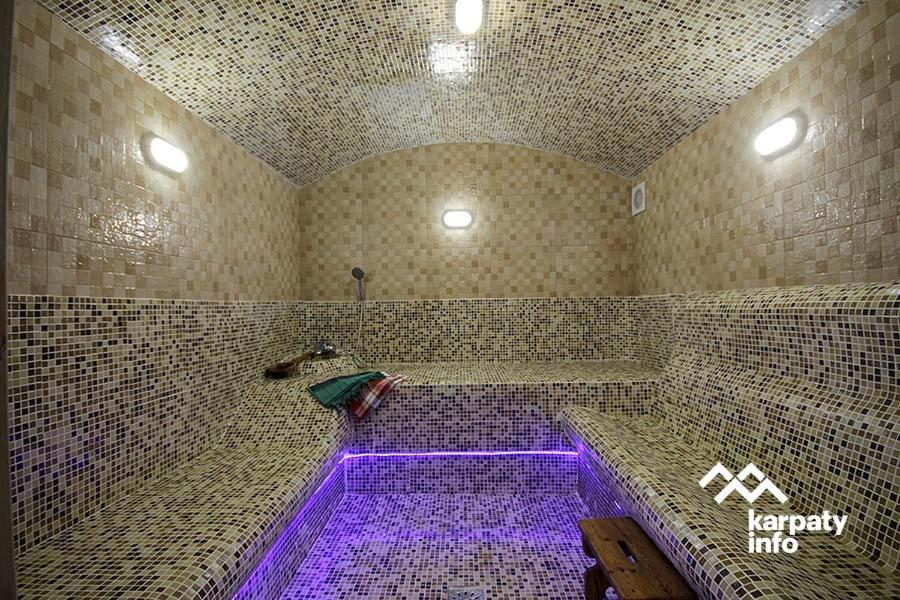 La salle de bains est pourvue d'une baignoire avec des lumières violettes. dans l'établissement Hammam Spa Villa DAROSO, à Kossiv