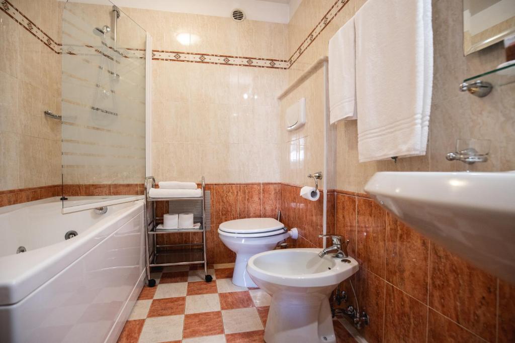 Koupelna v ubytování Hotel Touring