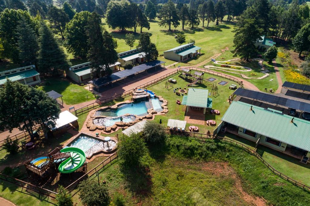 een luchtzicht op een pretpark met een waterpark bij Gooderson Monks Cowl Golf Resort in Champagne Valley