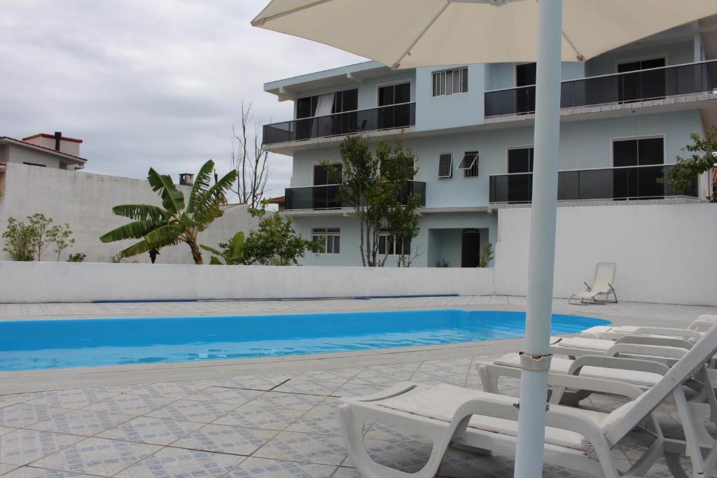  Apartamento com piscina perto da praia