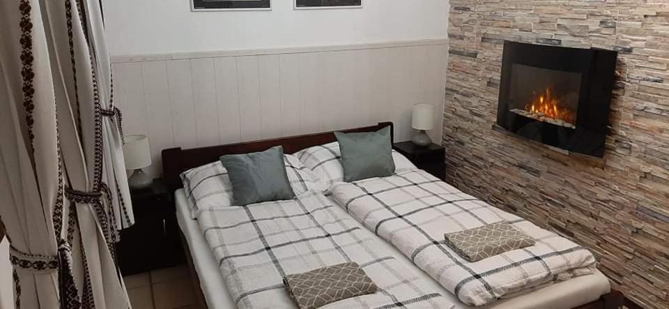 Postel nebo postele na pokoji v ubytování Harmónia Parasztház és Apartman