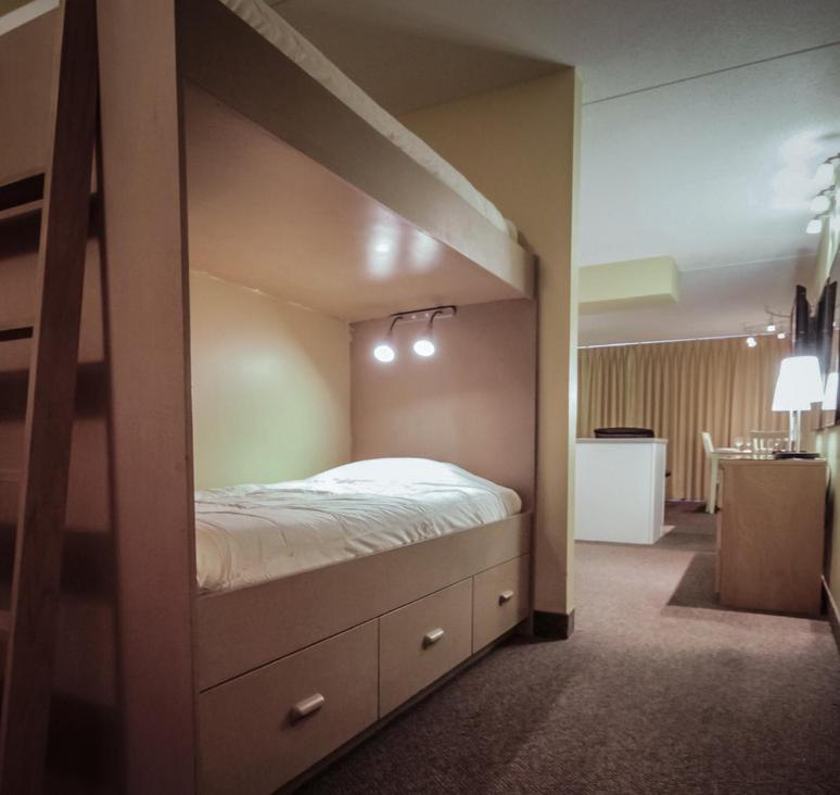 Säng eller sängar i ett rum på Harbor Inn
