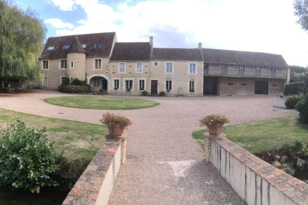 uma casa grande com uma entrada em frente em Coeur De Combray, em Ernes