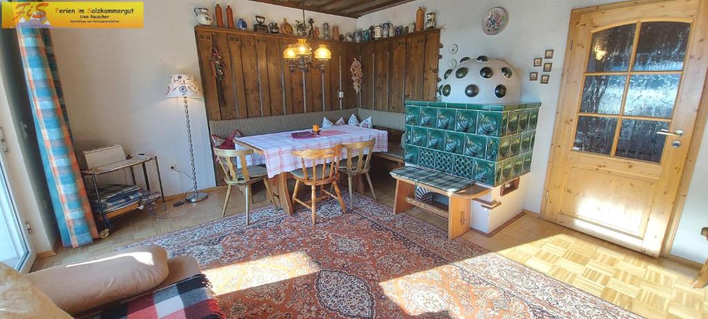 sala de estar con mesa y sillas en una habitación en Ferienhaus Almrausch by FiS - Fun in Styria en Tauplitz