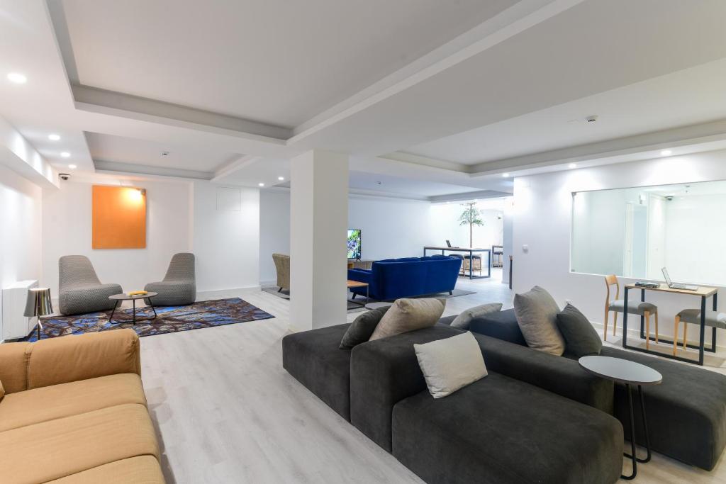 Oscar Concept Apartments: lobby