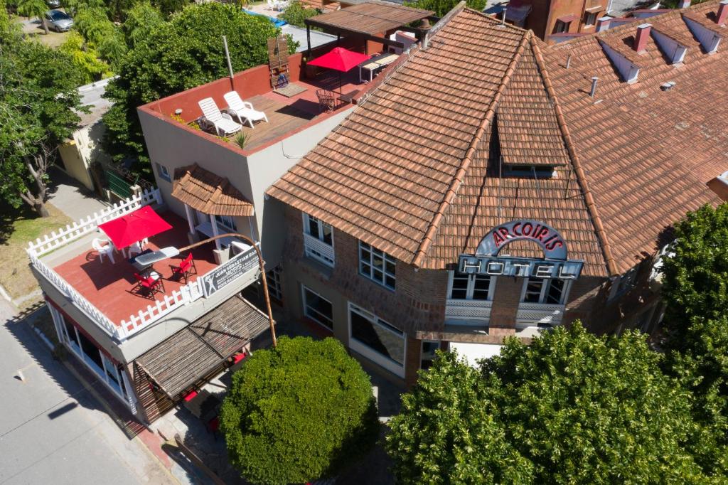 vista aérea de una casa con tejado en el Hotel Arcoiris de Villa Gesell