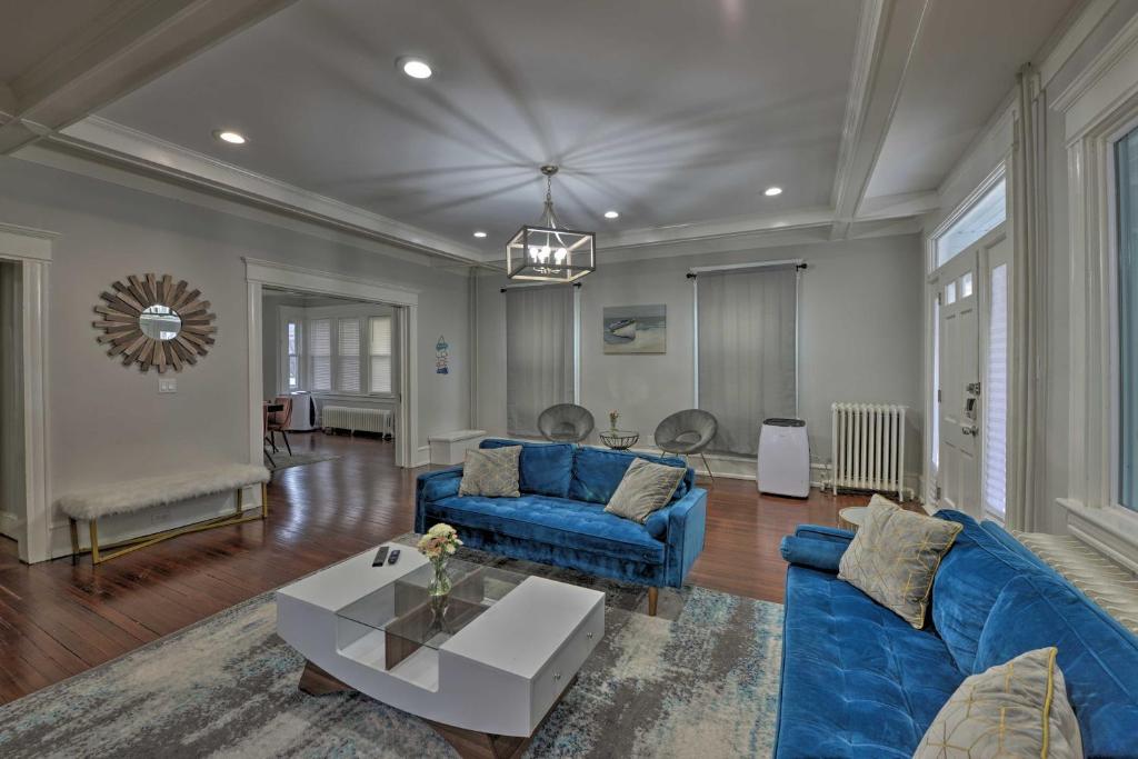 Χώρος καθιστικού στο Beautifully Renovated Beach House with Fenced Patio!