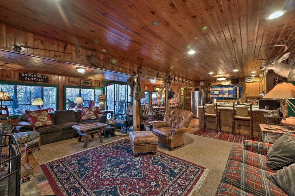 un soggiorno arredato in una cabina di Spacious Waterfront Retreat with Dock and Hot Tub a Mentone