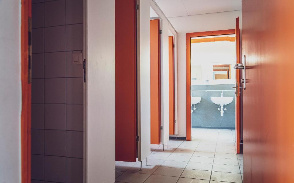 um corredor com uma casa de banho com um lavatório em Maxon Pavillon by Mountain Hotels em Davos