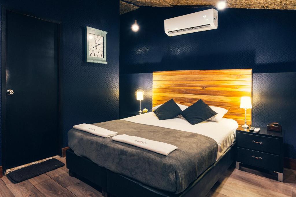 Postel nebo postele na pokoji v ubytování The Clock Hostel & Suites