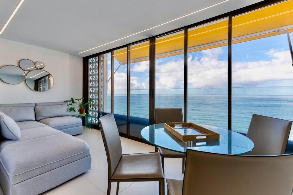 sala de estar con vistas al océano en Brand New - Ocean Views with Beautiful Sunset, en Patalavaca