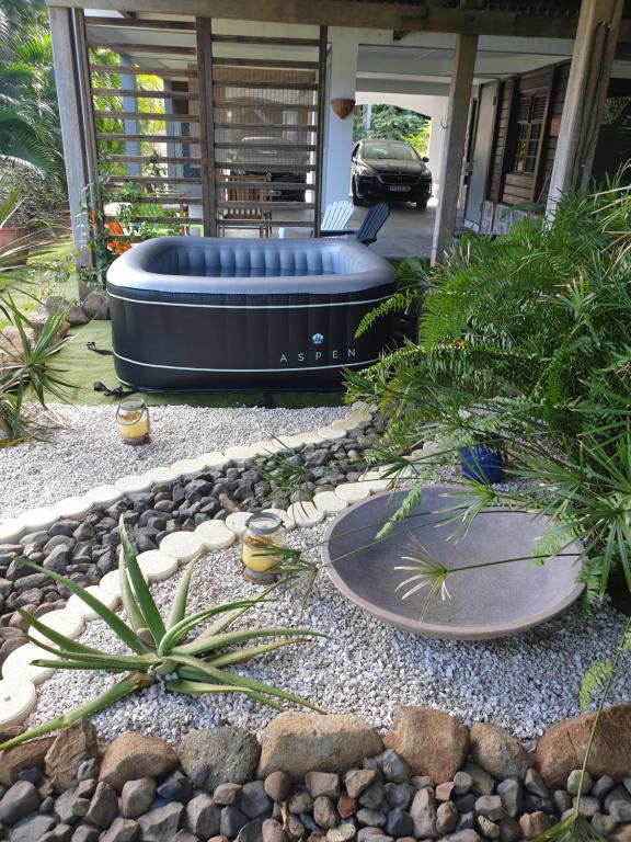 Zahrada ubytování Le Goyav' appart avec piscine et jacuzzi au Vauclin