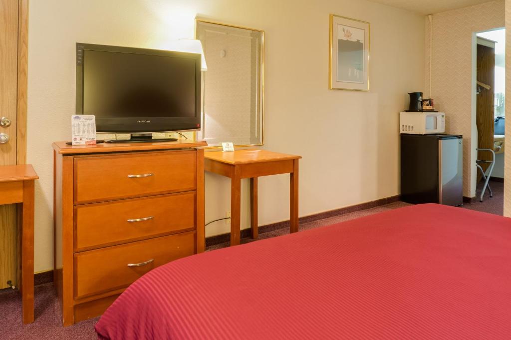 TV a/nebo společenská místnost v ubytování GuestHouse Inn Fife
